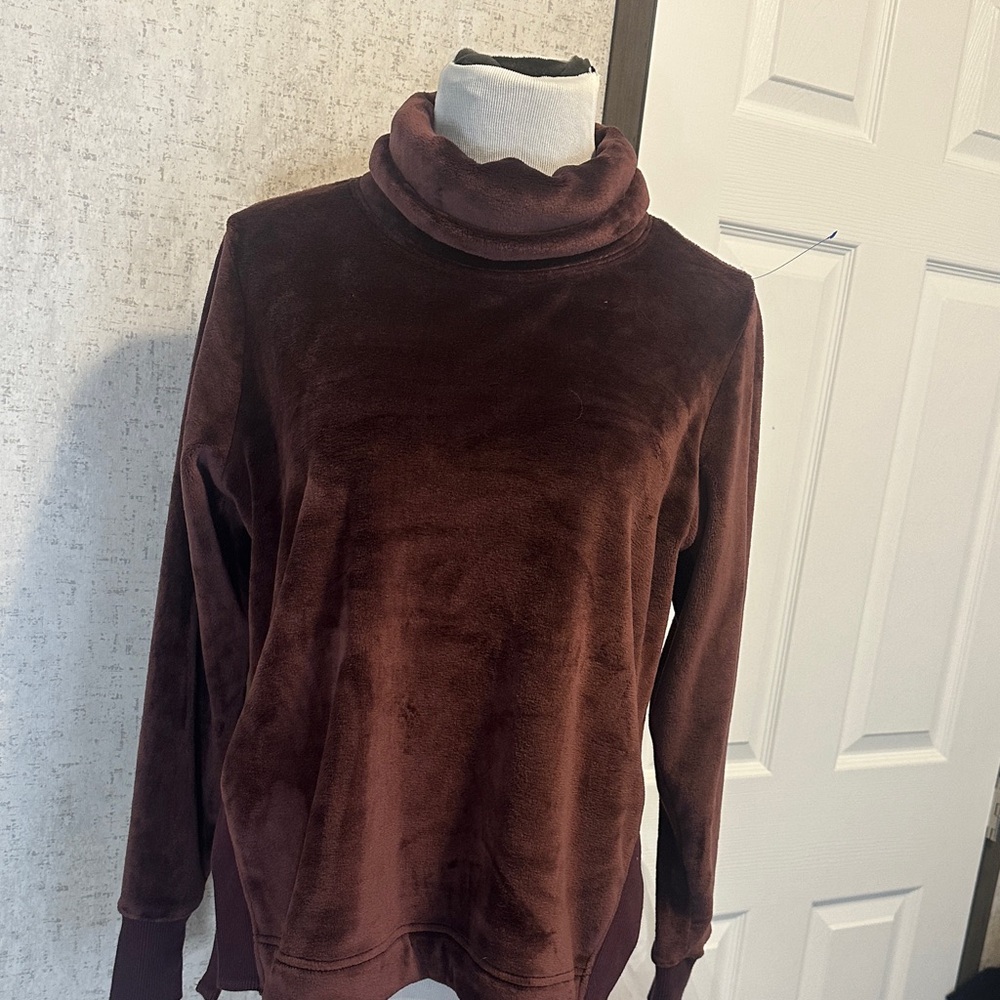 Athleta M Tall double cozy karma funnel neck top soft Medium tall 
Burgandy